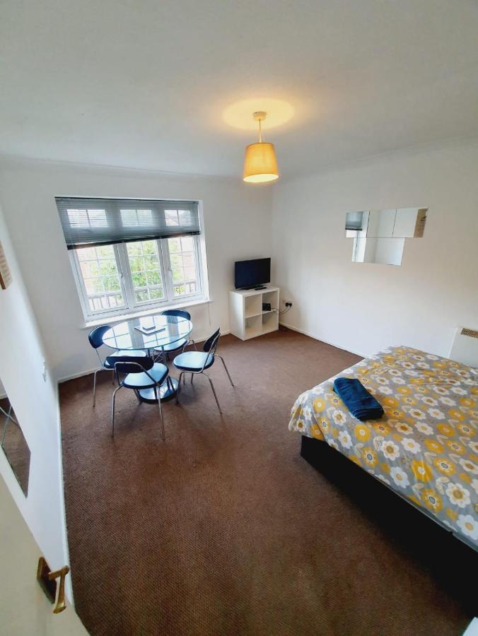 2 Bedroom Rayleigh Apartment Exterior photo